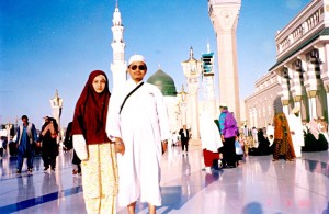 20000302_masjid_nabawi_grounds Thu March 2, 2000 (26 Dzulqaeda 1420). Me and my other half at Masjid Al-Nabawi grounds, Madinah. This was our 7th day in Madinah Al-Munawwarah, having arrived before dawn on Friday Feb 25, 2000.
