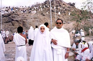 20000309_arafah_jabal_rahmah Thu March 9, 2000 (3 Dzulhijjah 1420). At Jabal Rahmah in Arafah. The hill at the background was where our father Adam (A.S.) and mother Hawwa (Eve) met again after they were taken to earth out from their previous place in Jannah (Paradise). We were here as part of our pre-Hajj visit to Jabal Thur, Muzdalifah, Arafah, Mina, Jabal Nur (Hira' Cave) and Tana'im.