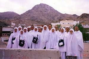 20000309_jabal_thur Thu March 9, 2000 (3 Dzulhijjah 1420). At the foot of Jabal Thur, a mountain on 151° bearing from Masjid Al-Haram with 4.5 km air distance and 13 km road distance. At a cave on this mountain Prophet Muhammad (S.A.W.) and his companion Abu Bakr sought refuge from the Makkan Quraysh, before they proceeded to Madinah to fulfil the Hijrah (migration), the year of which marked the start of the Muslim calendar.