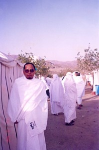 20000315_arafah_tent_outside1 Wed March 15, 2000 (9 Dzulhijjah 1420). Me, outside the tents in Arafah, on the morning of the Wukuf day.