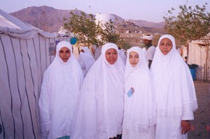 20000315_arafah_tent_outside2 Wed March 15, 2000 (9 Dzulhijjah 1420). My other half with her friends, outside the tents in Arafah, on the morning of the Wukuf day.