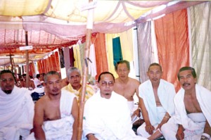 20000315_arafah_wukuf Wed March 15, 2000 (9 Dzulhijjah 1420). Me and roommates inside our Arafah tent, during the Wukuf period.