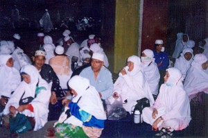 20000319_mina_jamrah1 Sun March 19, 2000 (13 Dzulhijjah 1420). Around 4:00 am. We settled down to wait for the Subh prayer time, near Jamrah Al-Shughra after completing the 12 Dzulhijjah's jamrah stonings. We did our Subuh jamaah prayers there, and afterwards we did the final 13 Dzulhijjah's jamrah stonings.