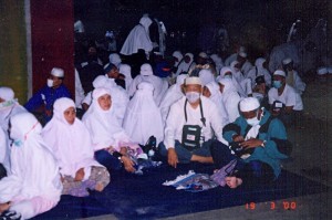 20000319_mina_jamrah2 Sun March 19, 2000 (13 Dzulhijjah 1420). Another picture of us waiting for Subuh time near Jamrah Al-Shughra after completing the 12 Dzulhijjah's jamrah stonings.