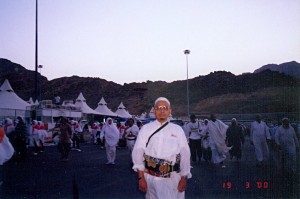 20000319_mina_jamrah_return2 Sun March 19, 2000 (13 Dzulhijjah 1420). Around 6:40 am. Me nearing our camp in Mina, after completing the final jamrah stonings.