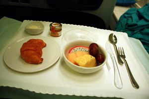 IMG_7804_MH123-breakfast_en Croissant and fruits for breakfast. About 2 hours before landing in Sydney